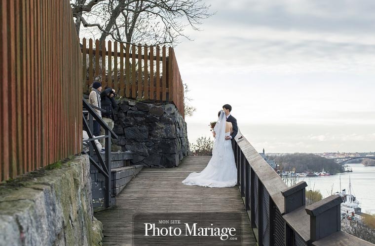 Il est important que le photographe sache se montrer discret tout au long de la cérémonie et lors du shooting des mariés