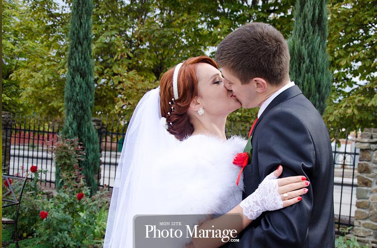 Mettre en ligne un site pour son mariage permet de partager de façon spéciale l'un des plus beaux jours de sa vie. De l'organisation à la célébration, chaque étape peut ainsi être partagée avec les invités, les proches et les familles des époux.