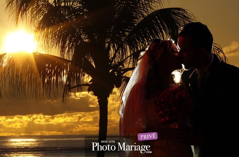 Une fois l'espace en place, les albums photos et vidéos de mariage téléchargés, vous avez deux choix. Vous pouvez entrer les adresses emails de vos invités pour qu'ils reçoivent leur invitation contenant un mot de passe.