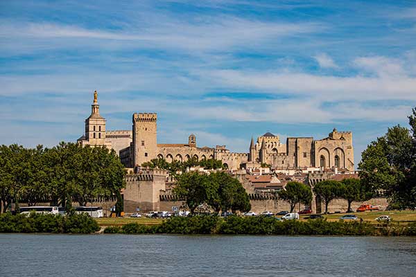 Spots Photos pour un Mariage à Avignon : le palais des papes